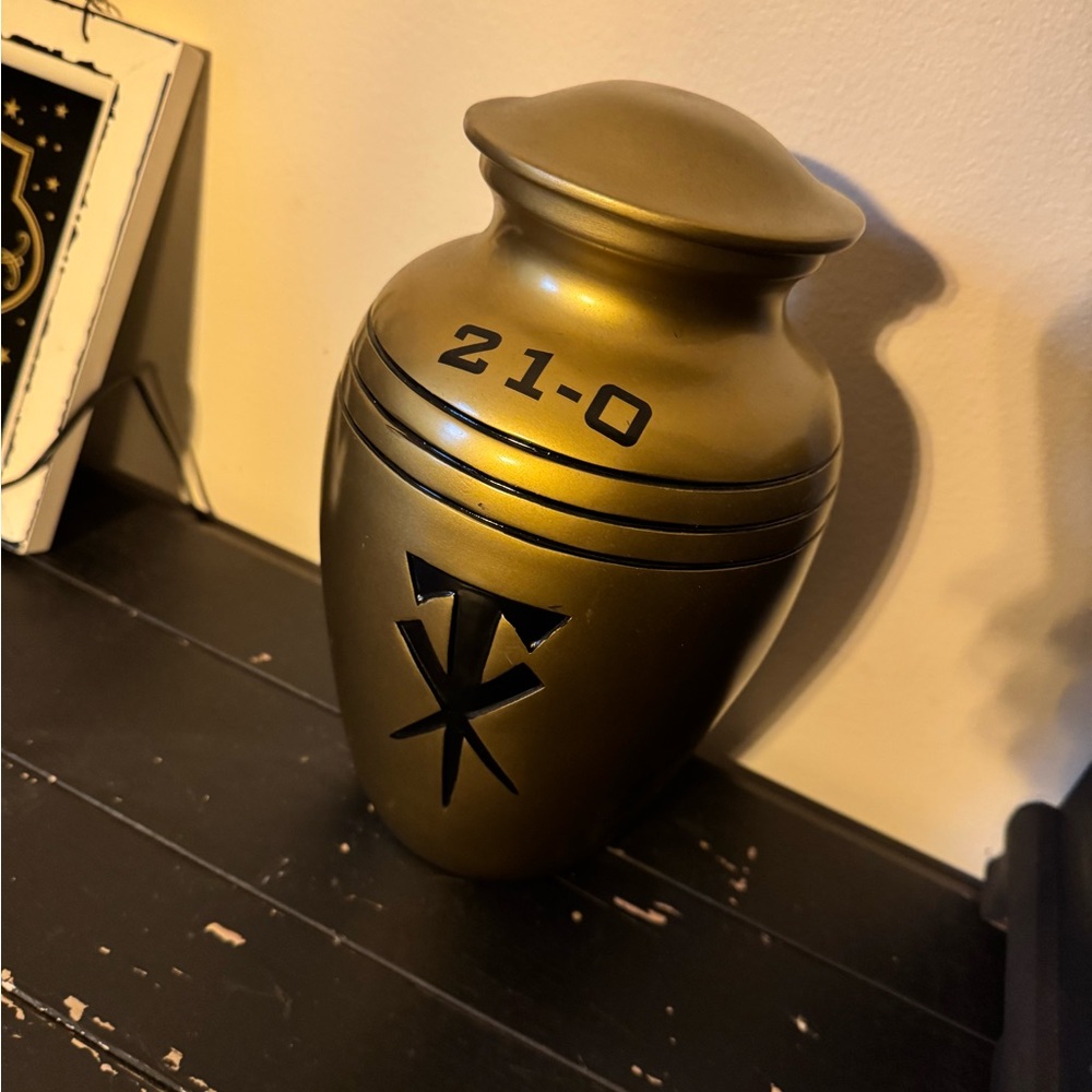 SIGNED WWE Undertaker Commemorate Urn 21-0 Autographed.
